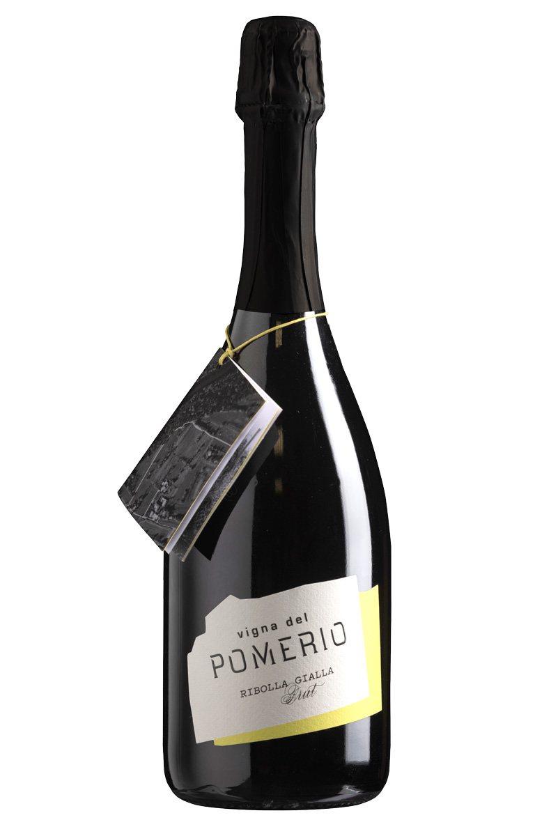 Bottiglia di vino Ribolla Gialla spumante Brut Millesimato Pomerio in primo piano su sfondo bianco.